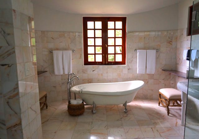 White%20Bathtub%20on%20White%20Tile%20Bathroom White%20Bathtub%20on%20White%20Tile%20Bathroom